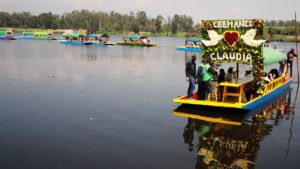 Policías rescatan a 30 personas varadas en una trajinera de Xochimilco