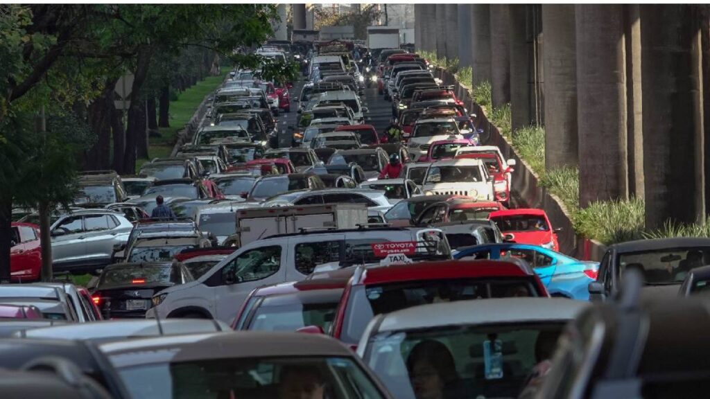Camión cae en bache en Perinorte y deja fila vehicular de más de 5 km en Periférico Norte rumbo a CDMX