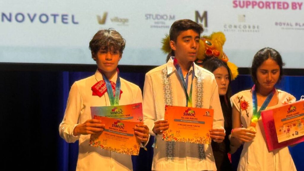 Estudiantes mexiquenses ganan medallas en Singapur tras rifas y colectas; vencen obstáculos y representan con orgullo a México