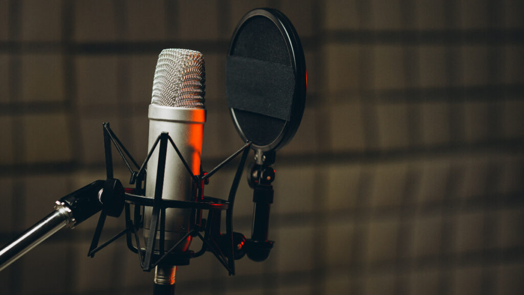 Seguramente reconoces la voz de Pepe Lavat al escucharla