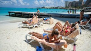 Cobros inflados: influencers denuncian tarifas excesivas en destinos de playa de Quintana Roo