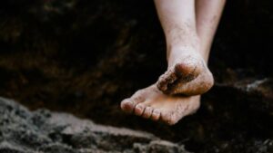 ¿Cómo quitar la arena de los pies sin usar agua? Estos trucos te salvarán en la playa
