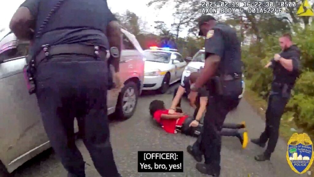 Policía difunde video completo del arresto de William McNeil; activistas denuncian uso excesivo de fuerza.