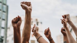 Firman petición en Change.org para deportar a “Lady racista”