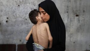 Niños y bebés mueren de hambre en Gaza; alertan por crisis alimentaria