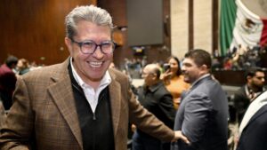 Ricardo Monreal reaparece; está de vacaciones con su esposa