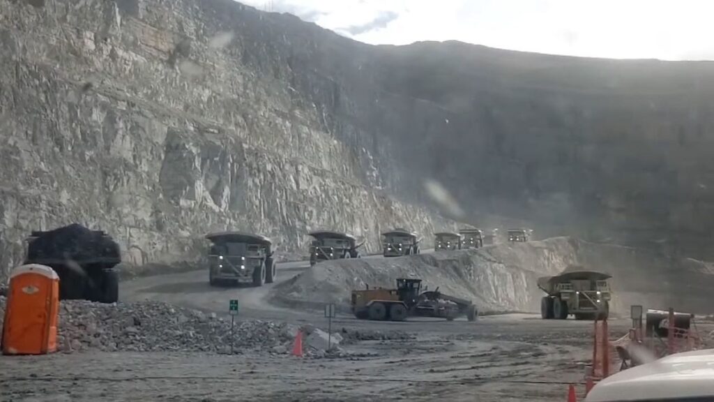 Roban otra vez el tráiler con 33 toneladas de mineral de oro y plata en Jalisco; la Fiscalía estatal y federal investigan