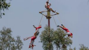 ¡Por poquito! Salvan a volador de Papantla de caer de 20 metros de altura en Puebla