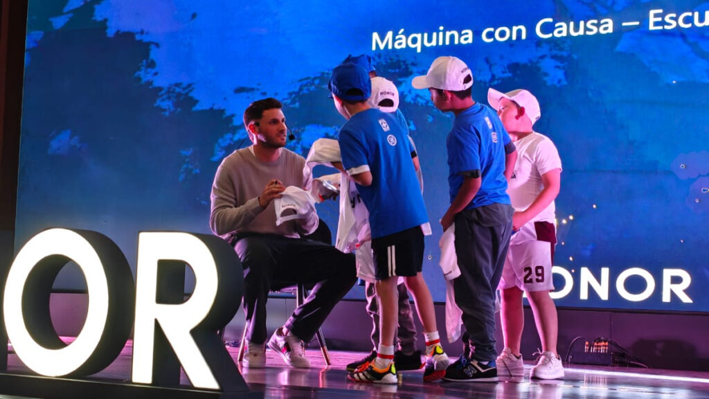 Santiago Giménez es embajador de HONOR