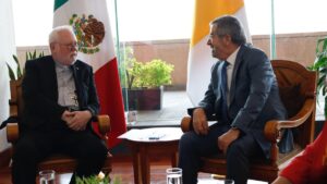 Se reúne Juan Ramón de la Fuente con su homólogo del Vaticano, Paul R. Gallagher