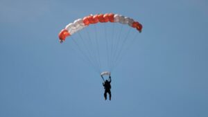 Se rompe el cable del parachute y turista queda volando en Puerto Vallarta