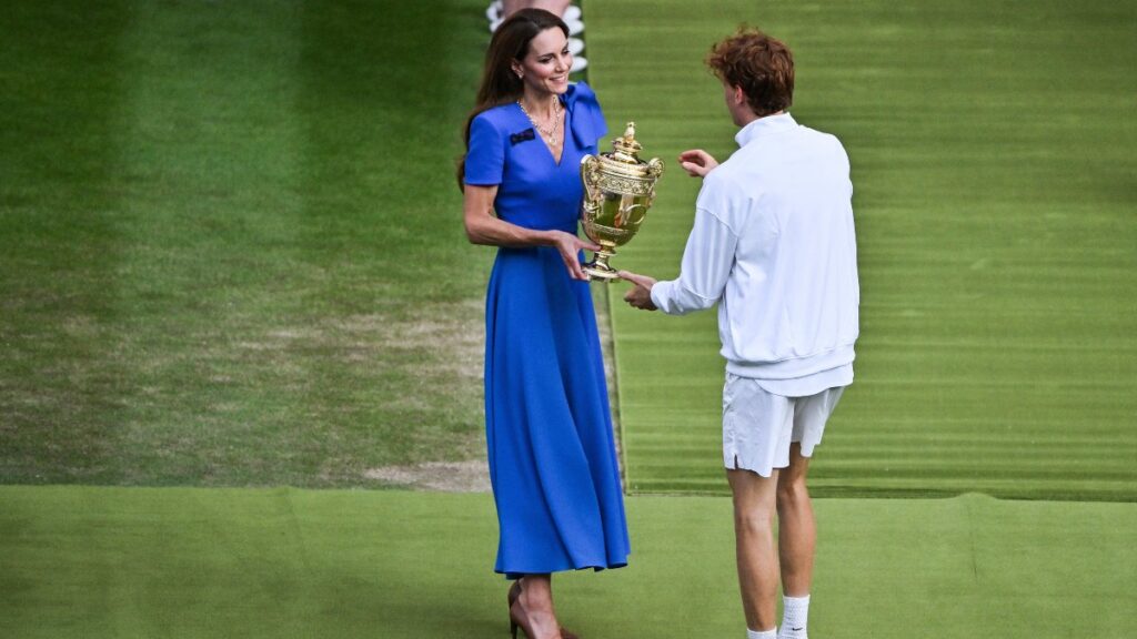 La princesa Kate Middleton entrega el trofeo de campeón a Jannik Sinner tras su triunfo en la final masculina de Wimbledon 2025.