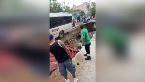 Caen tres vehículos en socavón gigante en Guadalajara; hay heridos