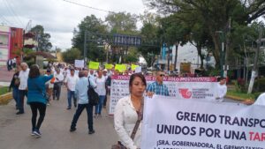 Taxistas de Veracruz protestan por ajuste de tarifa; afirman que no les queda ganancia