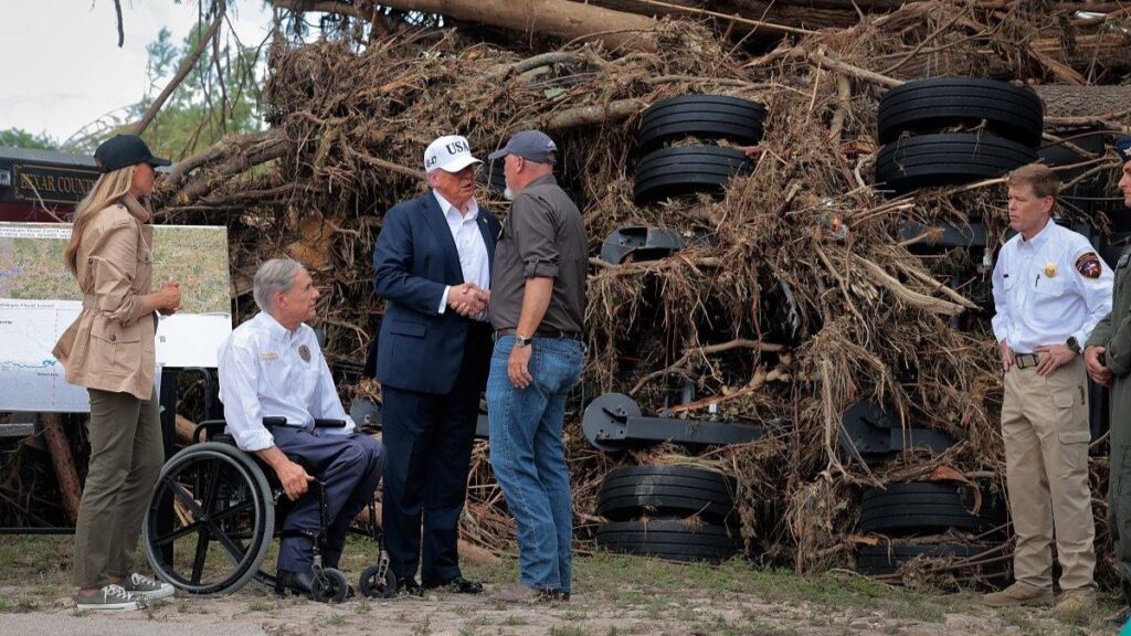 Trump visita Texas tras inundaciones que dejan 120 muertos - UnoTV