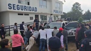 Furia en Cuaxomulco: pobladores capturan a presuntos delincuentes y casi los linchan