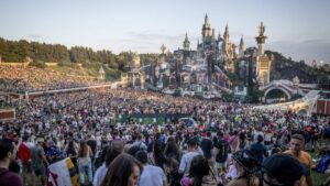 ¿Qué es el festival Tomorrowland, donde un escenario se incendió este miércoles?