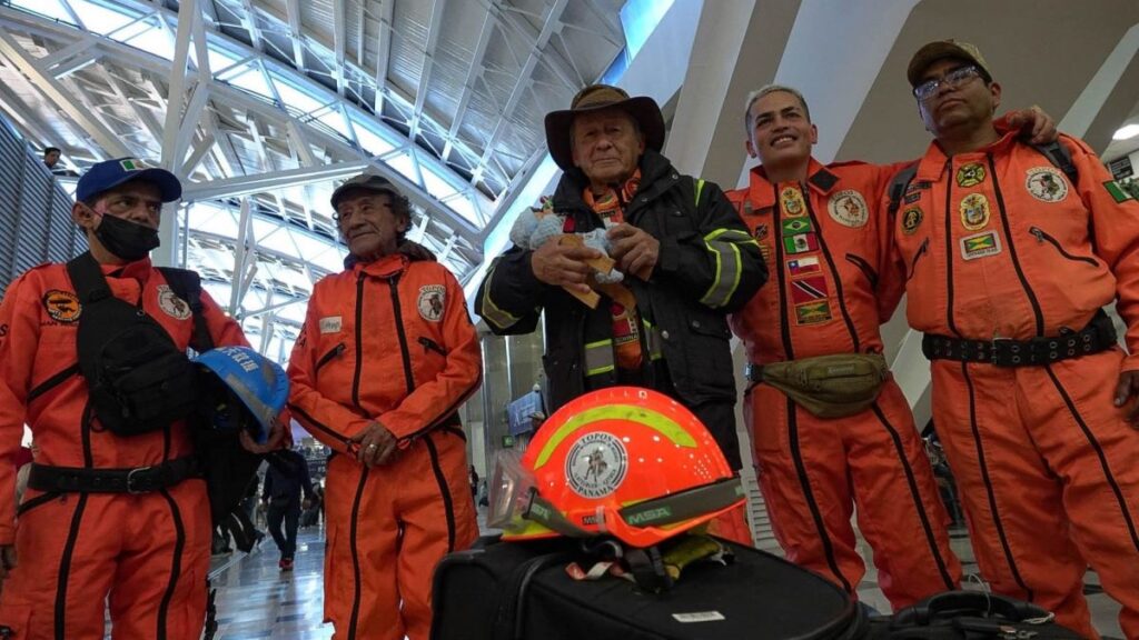 Topos Azteca marcan zona de búsqueda en Texas tras inundaciones; “no venimos por política, sino por amor”, afirman