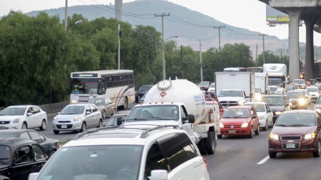 Transportistas bloquean por segundo día la México-Querétaro: exigen aparición de Bernardo Aldana