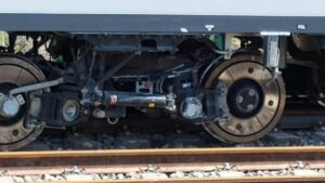 Motociclista se salva de milagro tras quedar frente a frente con tren en Acaponeta
