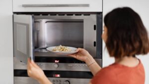 El truco correcto para recalentar comida y evitar bacterias, explicado por un experto