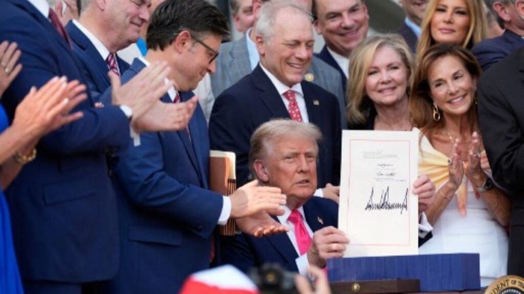 Donald Trump** promulga su “ley grande y hermosa” de **presupuesto** con recortes y más gasto militar en EE. UU