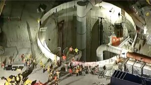 Colapsa túnel industrial en Wilmington, rescatistas logran sacar a trabajadores atrapados; salieron ilesos