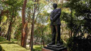 Caída de árbol derriba escultura de Calderón en Los Pinos