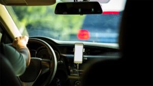 Taxistas dan brutal golpiza a conductor de Uber en Monterrey; video