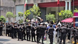 Policías encapsulan a manifestantes frente al IMSS Bienestar
