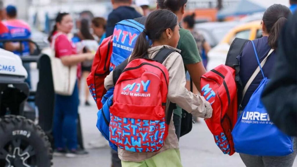 Se extiende la entrega de útiles escolares gratuitos en Monterrey.