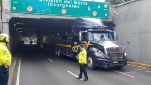 Retiran camión del desnivel en Viaducto; provocó caos vial