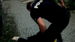 Video muestra pelea entre policía y motociclista en CDMX; se viraliza en redes