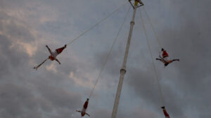Rayo impacta y destruye palo para la danza de los voladores en Cuetzalan; video