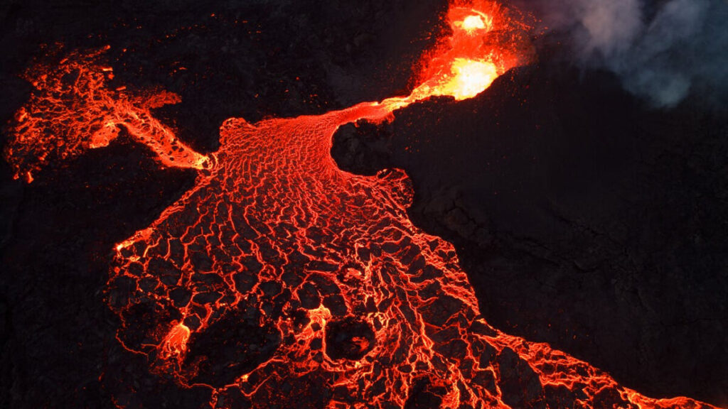 ¿Por qué hizó erupción un volcán tras el temblor de Rusia?