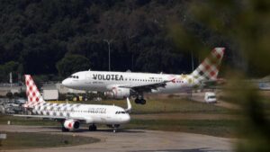 Muere hombre succionado por motor de avión en aeropuerto de Bérgamo