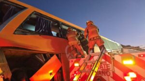 Autobús se estrella contra muro en autopista de Jalisco; saldo: un muerto y 10 heridos