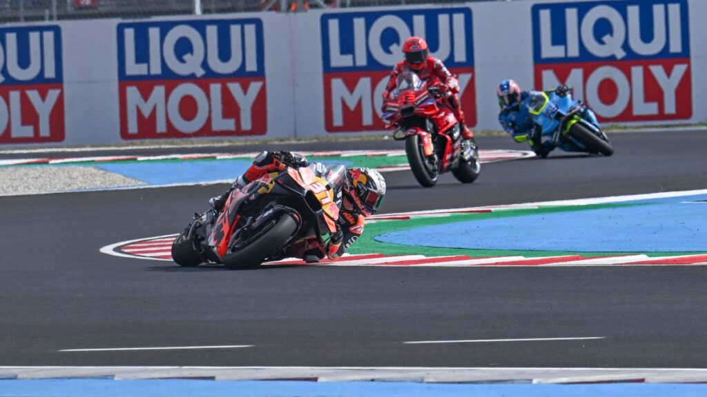 Moto casi impacta a camarógrafo en GP de Hungría