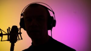 Actores mexicanos de doblaje en riesgo por la clonación de voces con IA