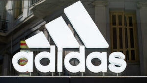 Adidas reconoce error y compensará a comunidad por sandalia “Oaxaca Slip On”