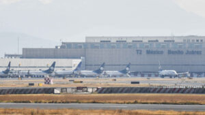 Lluvias revelan deficiencias en desagüe del AICM; alistan obras