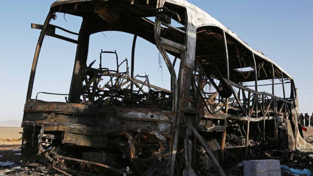 El saldo de muertos por el accidente de un bus en Afganistán aumentó a 76 víctimas, informaron autoridades de la provincia de Herat este miércoles 20 de agosto. El vehículo transportaba a migrantes afganos que regresaban desde Irán hacia Kabul cuando se registró la tragedia.