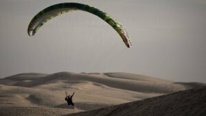 Turista denuncia agresión sexual durante vuelo en parapente en Túnez