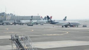 AICM suspende momentáneamente vuelos por lluvia en CDMX