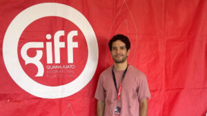 “No dejes a los niños solos”, película de terror que explora la hermandad y lo paranormal