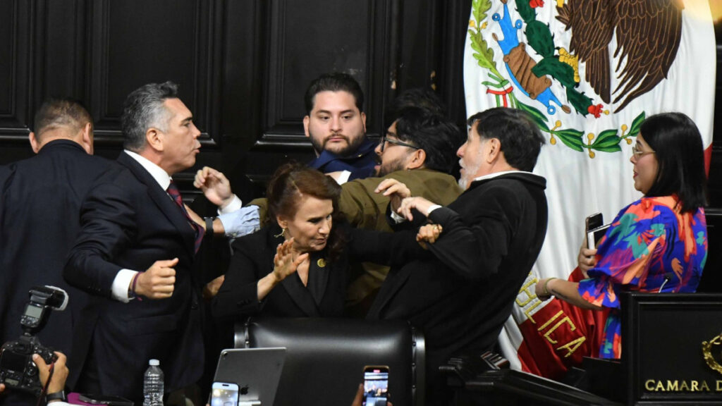 Se agarran a golpes Alejandro Moreno y Fernández Noroña