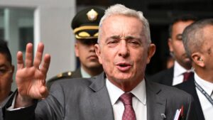 Justicia de Colombia ordena libertad a Álvaro Uribe mientras apela condena