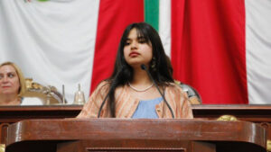 Galardonada con Premio de la Juventud encara a diputados en plena ceremonia