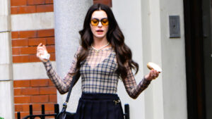 Anne Hathaway sufre caída durante la grabación de “El diablo viste a la moda 2”