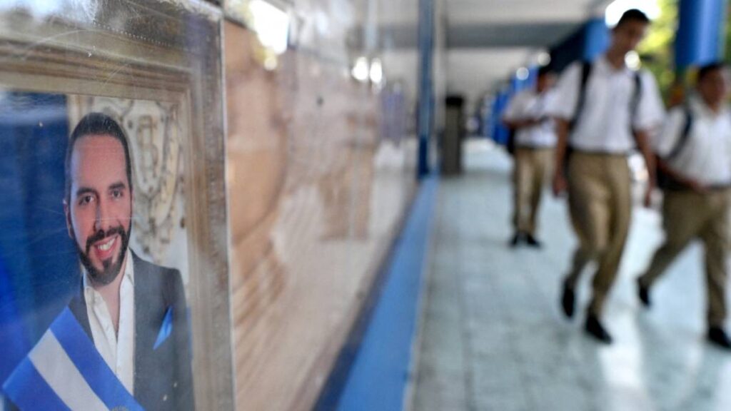 Bukele lanza medidas de disciplina en escuelas.